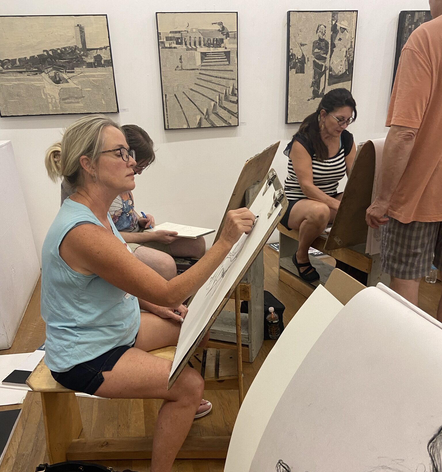 sssp-group-a-students-practice-life-drawing-in-the-gallery-with-craig-manister